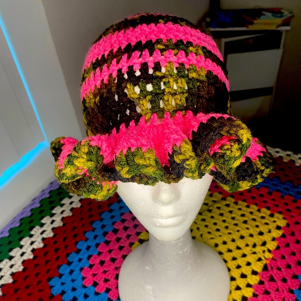 Camo crochet ruffle hat 🧶🩷
